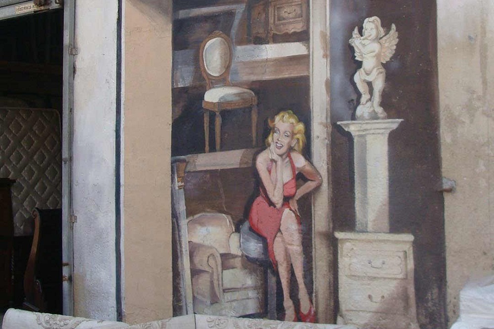 ציור קיר על חנות רהיטים של מרלין מונרו