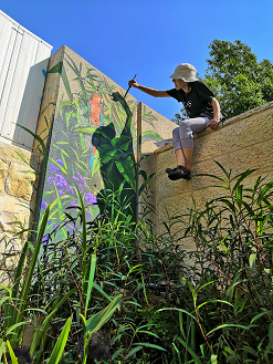 אנה קוגן עולה בגובה של 4 מטר בשביל לעבוד על הציור