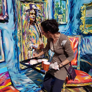 הדוגמן איגור סולה נצבע על ידי אנה בתוך המיצג חדר מוזיאון