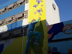 ציור קיר תלת מימד גדול של איש מתפס על הקיר על ידי אנה קוגן בפלורנטין