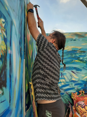 איש צוות של ציירת אנה קוגן מייצג חדר בטיילת בת ים