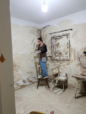 ציירת אנה קוגן מוזיאון פופ אפ 2020 בתהליך עבודה