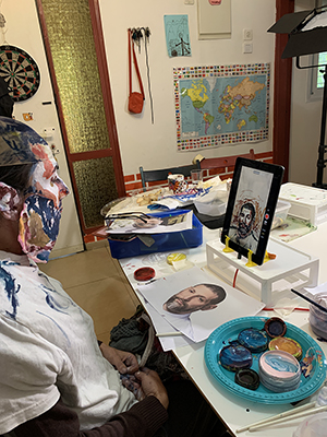 ציירת אנה קוגן בתהליך יצירה של פנים של אסף גרניט
