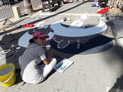 ההתחלה של תהליך יצירת ציור תלת-ממד של חייזרים לפסטיבל ציורי מדרכות בעפולה