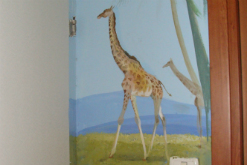 ציור קיר של ג'ירף בחדר ילדים