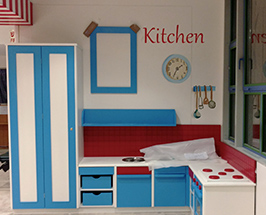 ציור הקיר של שעון וכלי מטבח במגרש משחקים של בנות בבית חולים הדסה עין כרם