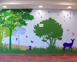 ציור קיר של צבי וארנב ופרפרים במרכז לאומי שלוה