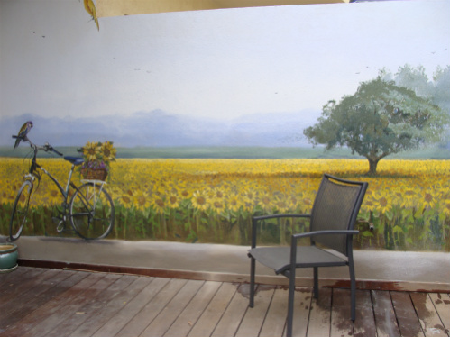 ציור קיר של שדה חמניות ואופניים ברמת השרון